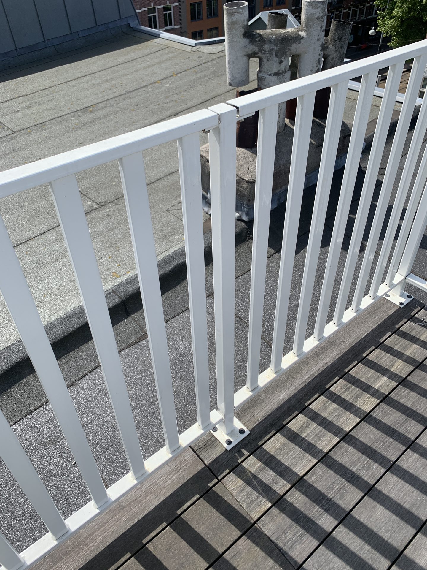 Wit gecoate stalen balustrade op een Amsterdams dakterras