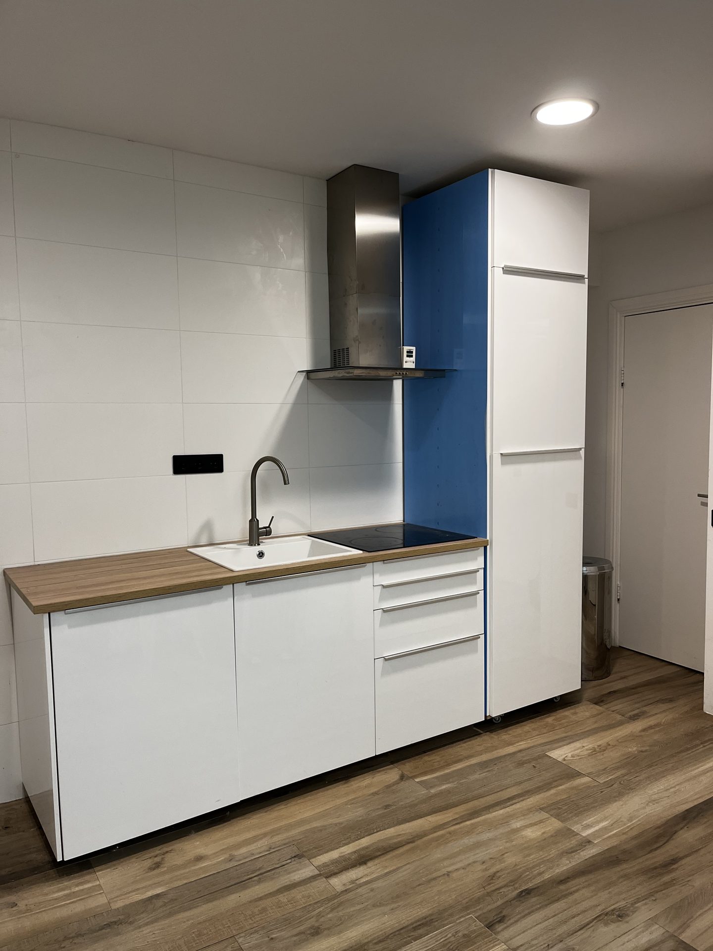 Gerenoveerde kelder in Amsterdam met kitchenette en witte kasten