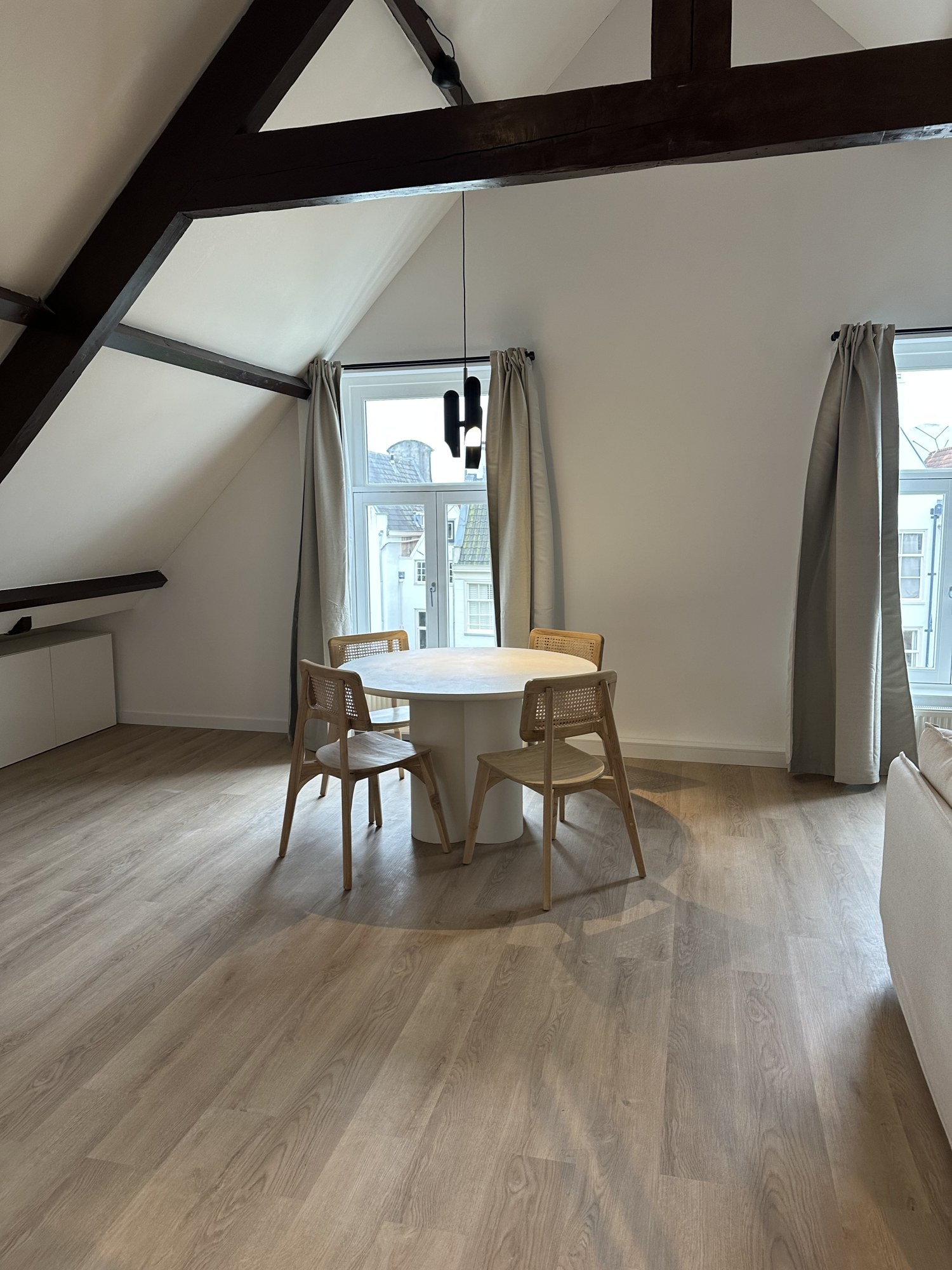Amsterdamse zolder-loft met stalen spanten en eiken vloer, verbouwd door Ringwerk
