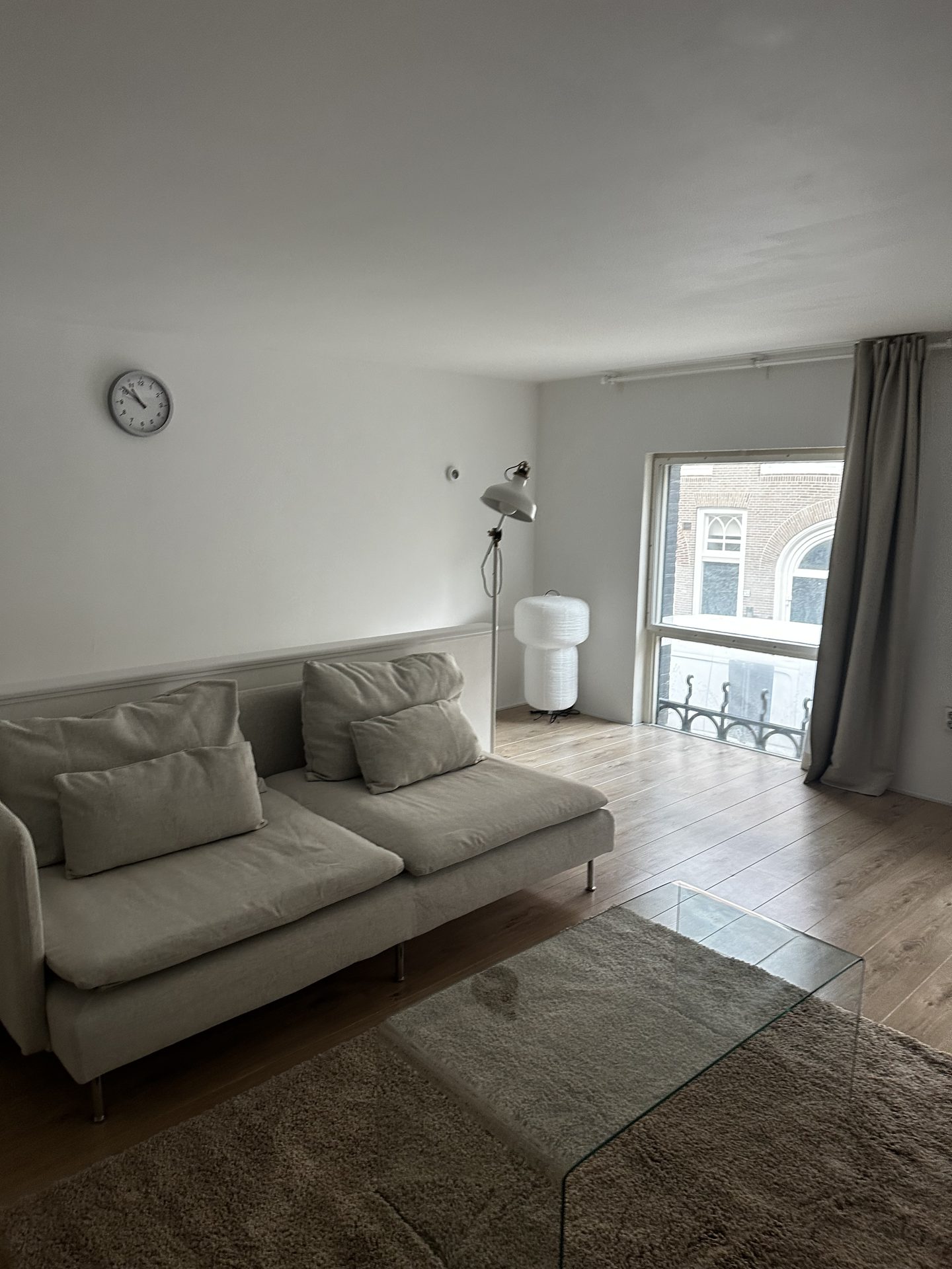 Strak gestucte witte wanden in een Amsterdamse zithoek